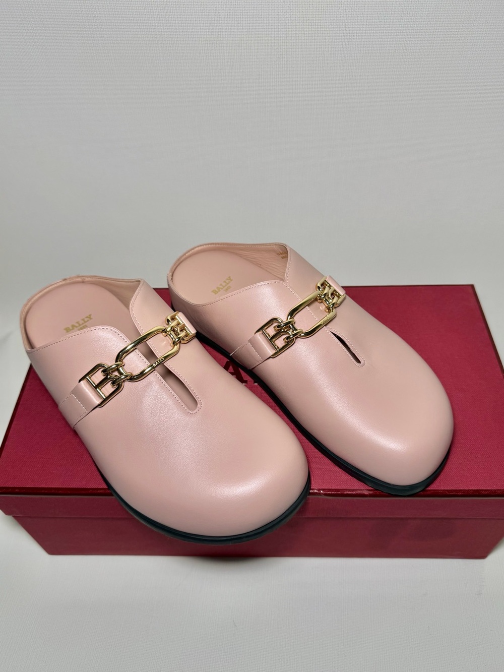 Bally
Francine leather slippers
